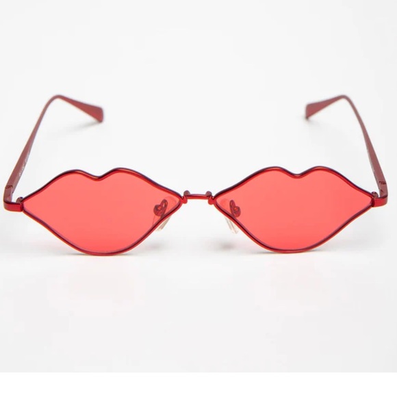 Roberi & Fraud Heart Sunglasses - Picture 1 of 3